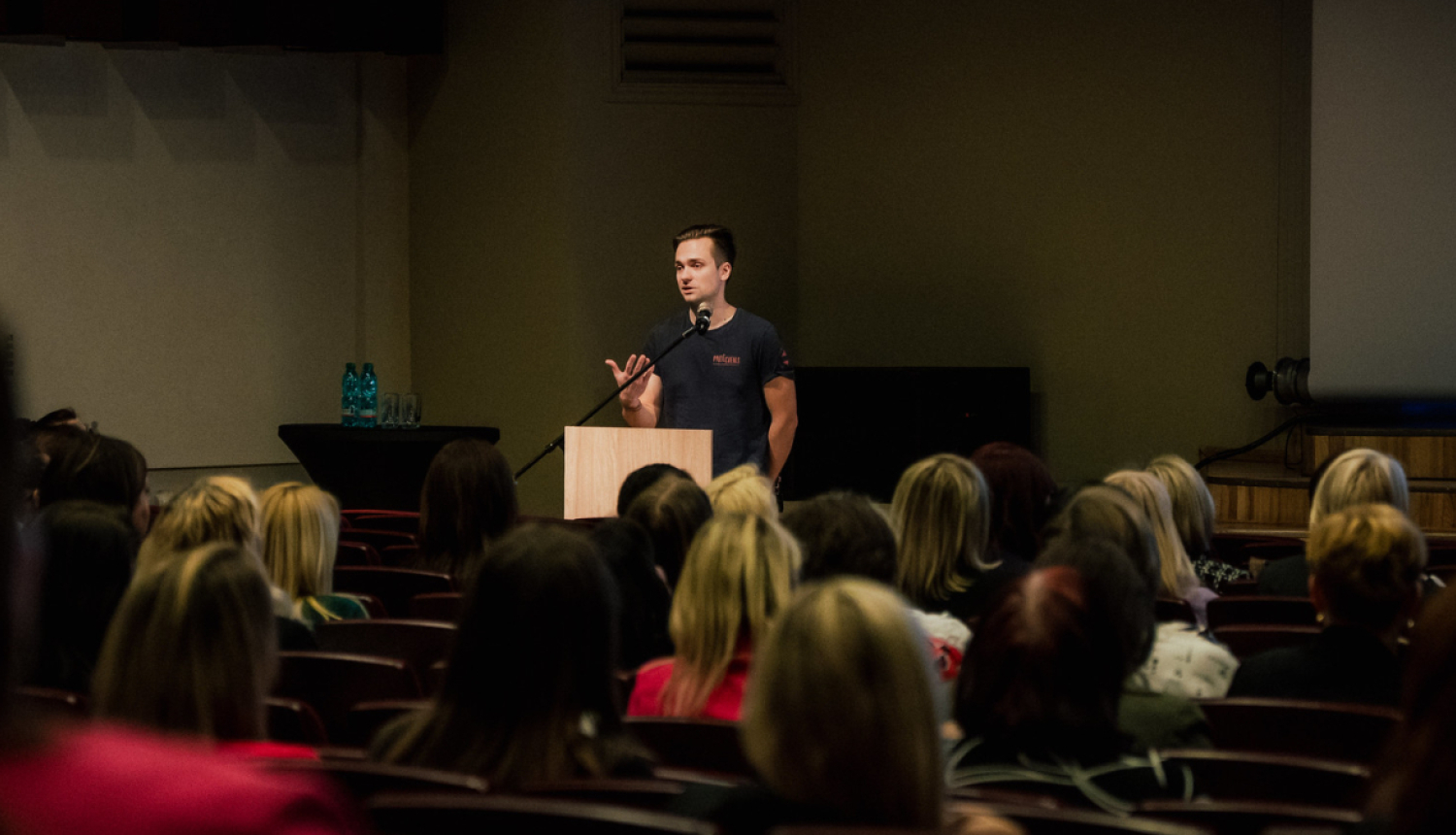 uzstājās vīrietis ar prezentāciju