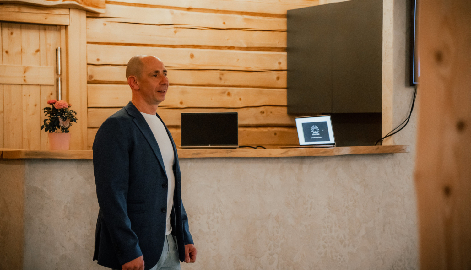 Vīrietis stāsta par uzņēmumu