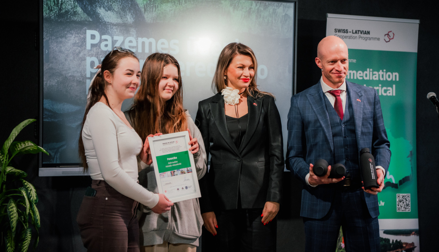 jauniešu un organizācijas pārstāvju kopbilde