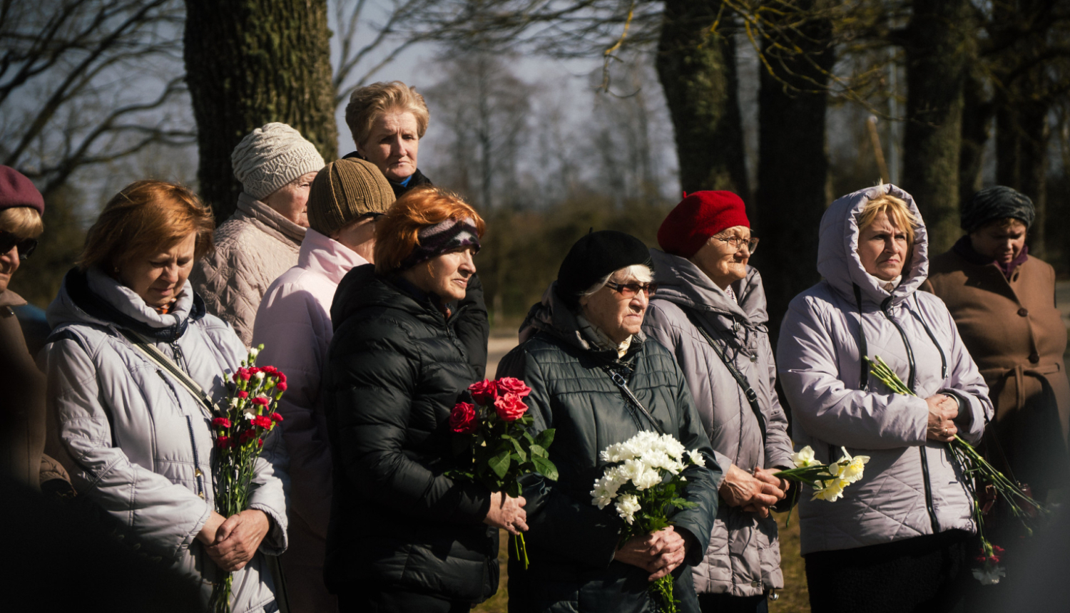 Cilvēki sapulcējušies piemiņas pasākumā