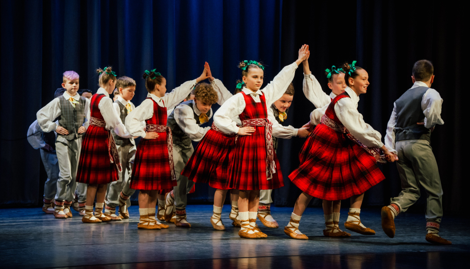 jaunieši dejo tautas dejas