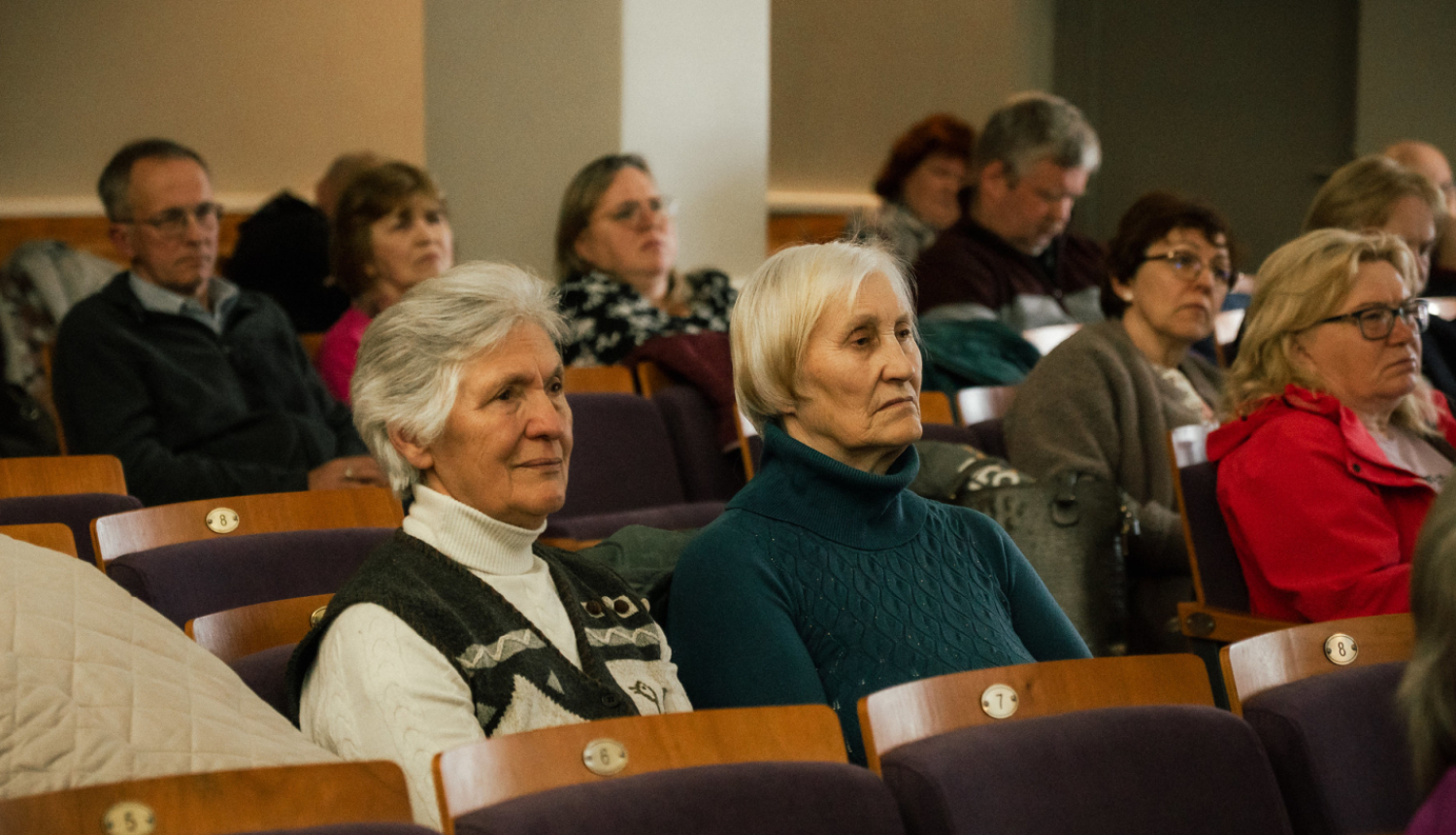 Iedzīvotāji klausās vadībā