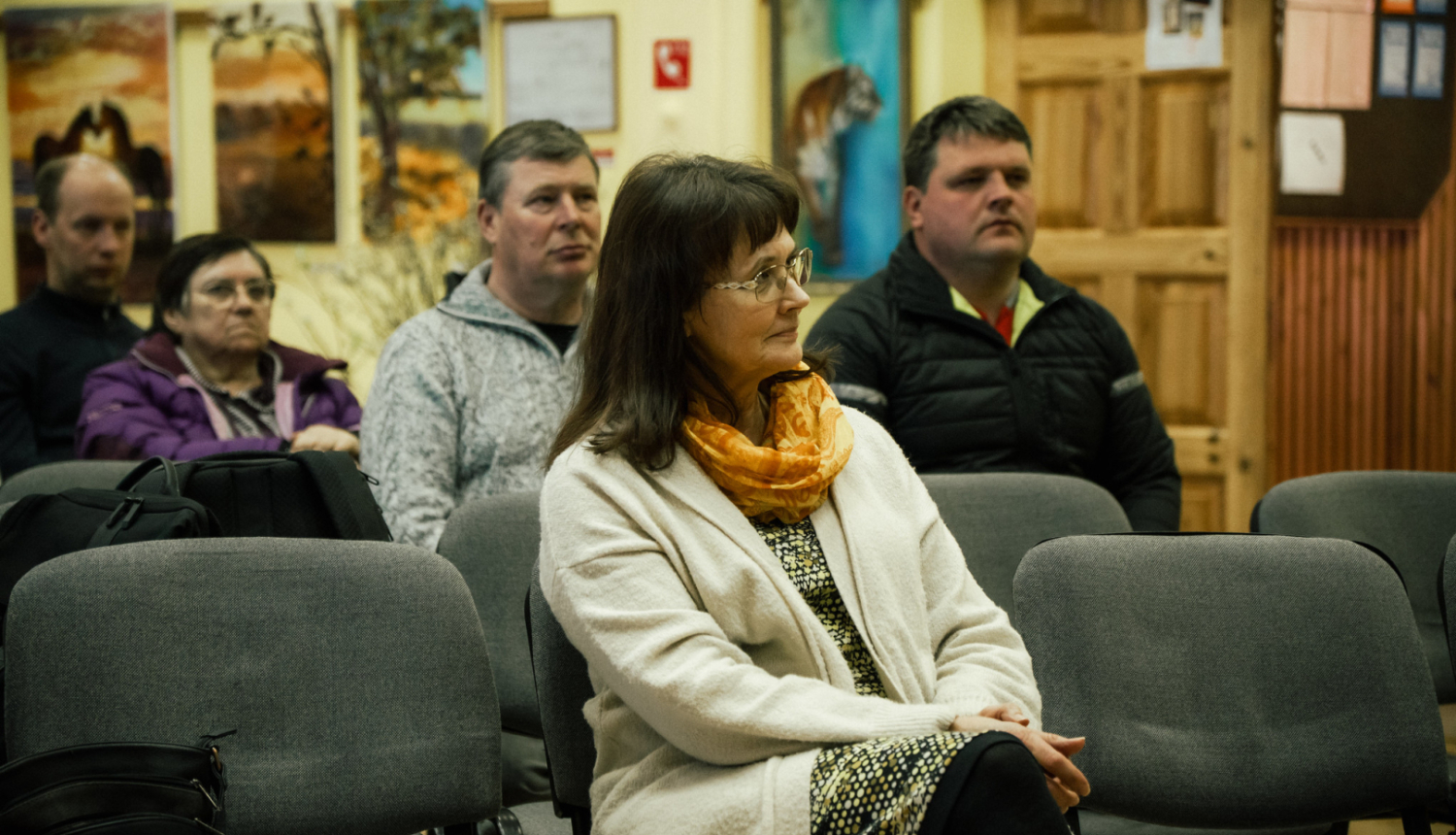 Iedzīvotāji klausās vadības runā