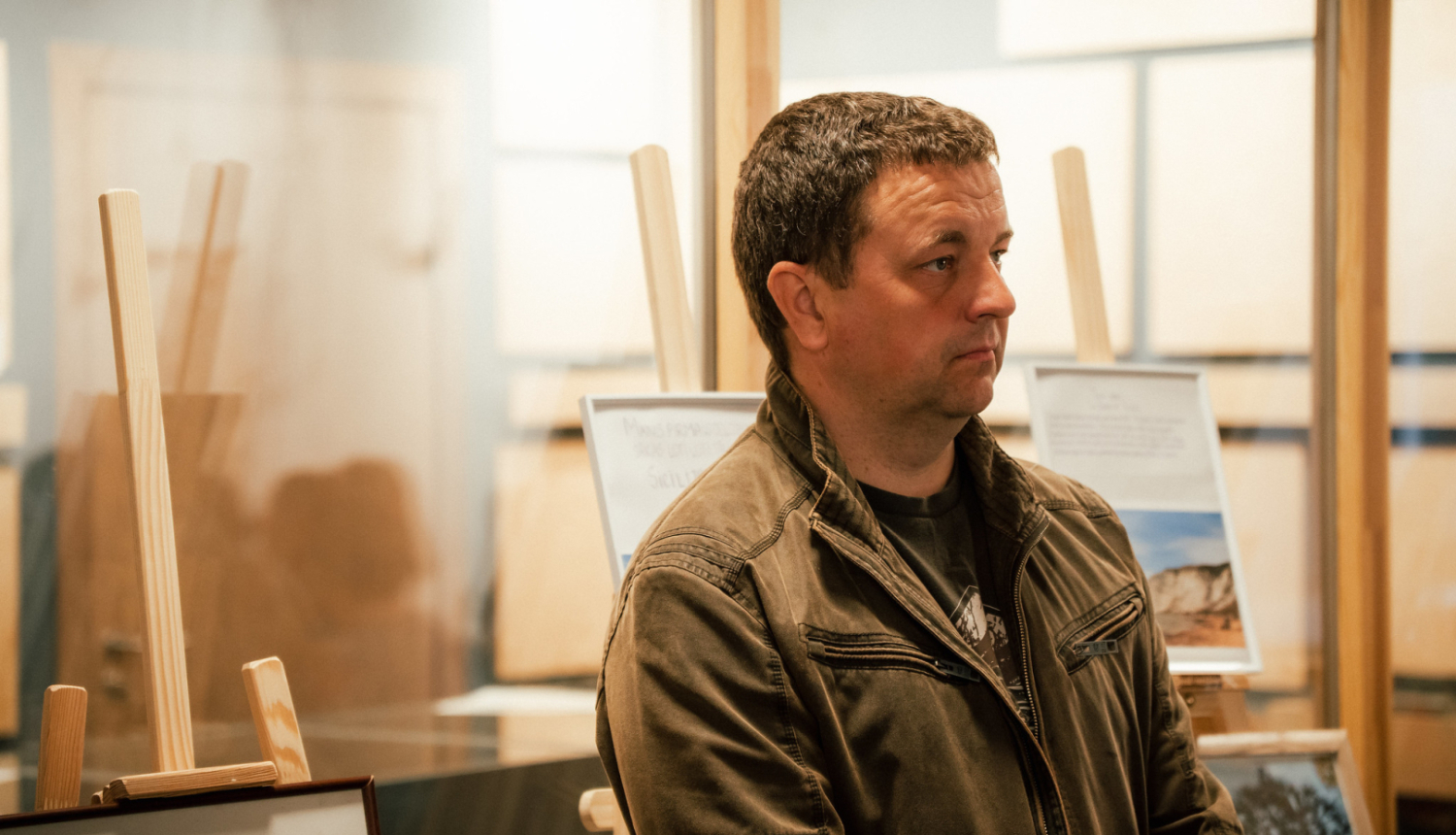 vīrietis uzmanīgi klausās