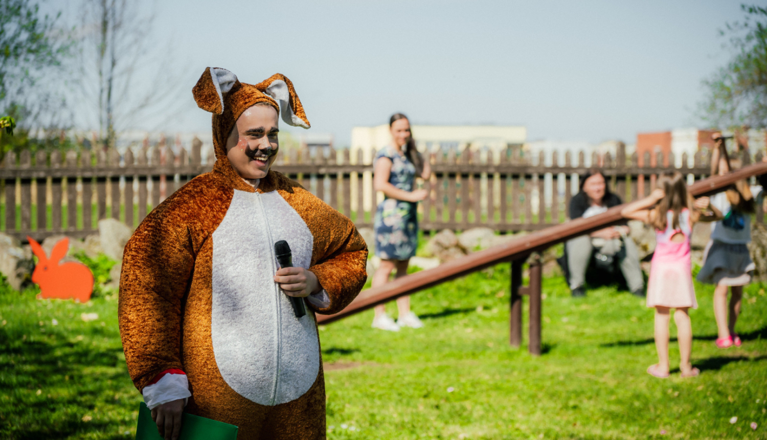 Lieldienu zaķis runā pa mikrofonu