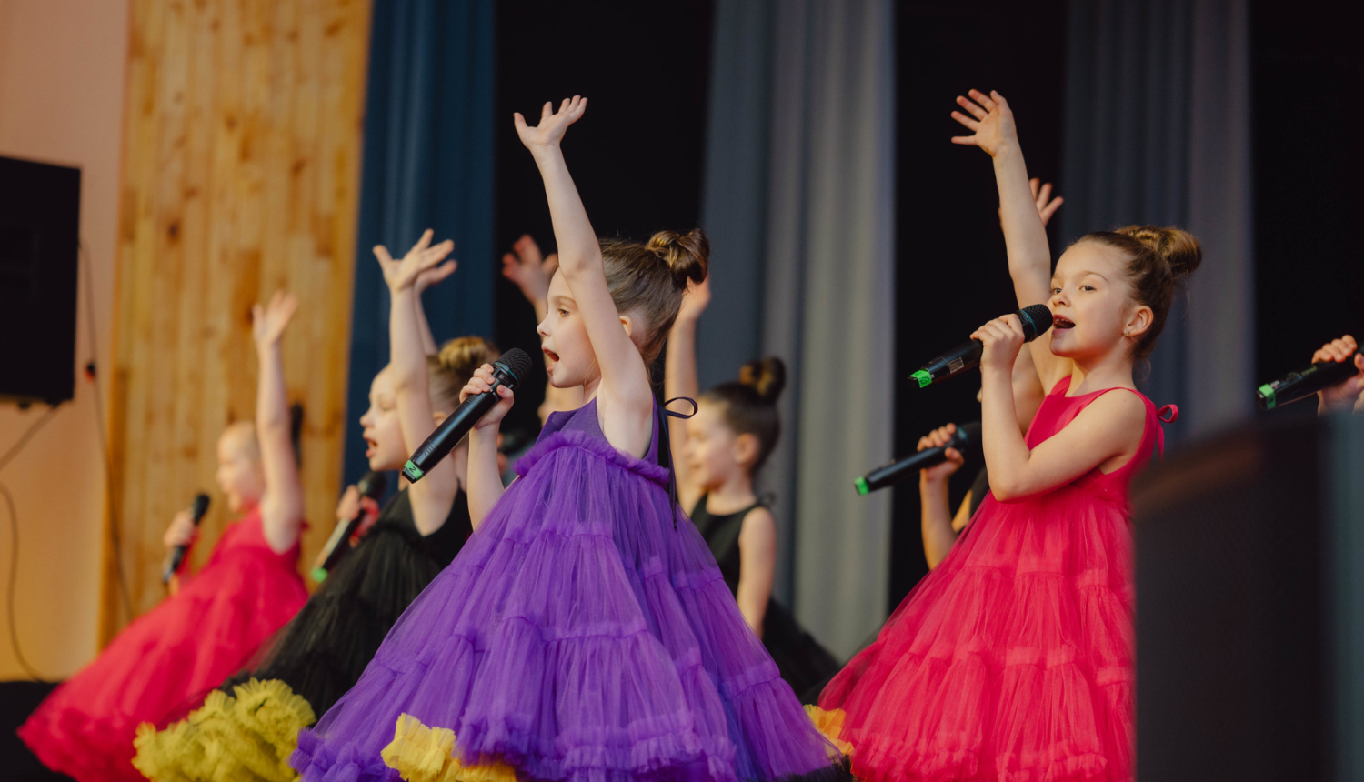 meitenes uzstājās ar dziesmu