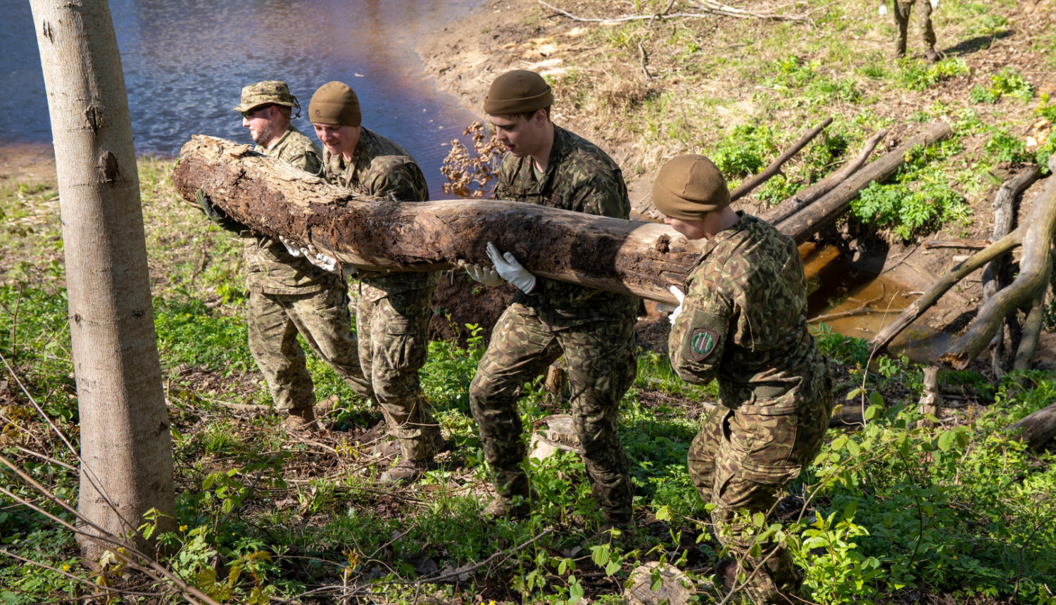 karavīri nes lielu bluķi