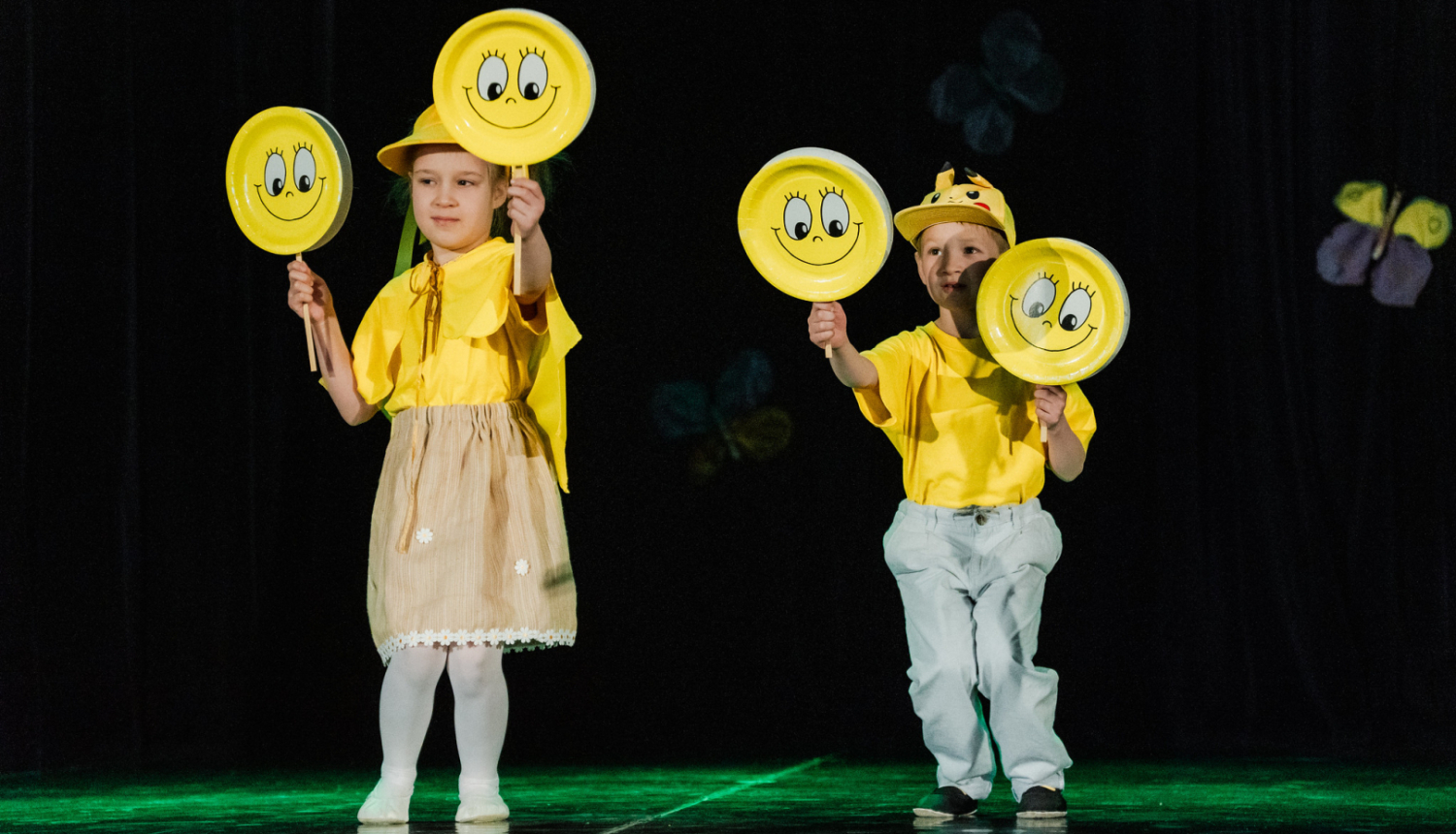 Zēns ar meiteni rāda priekšnesumu