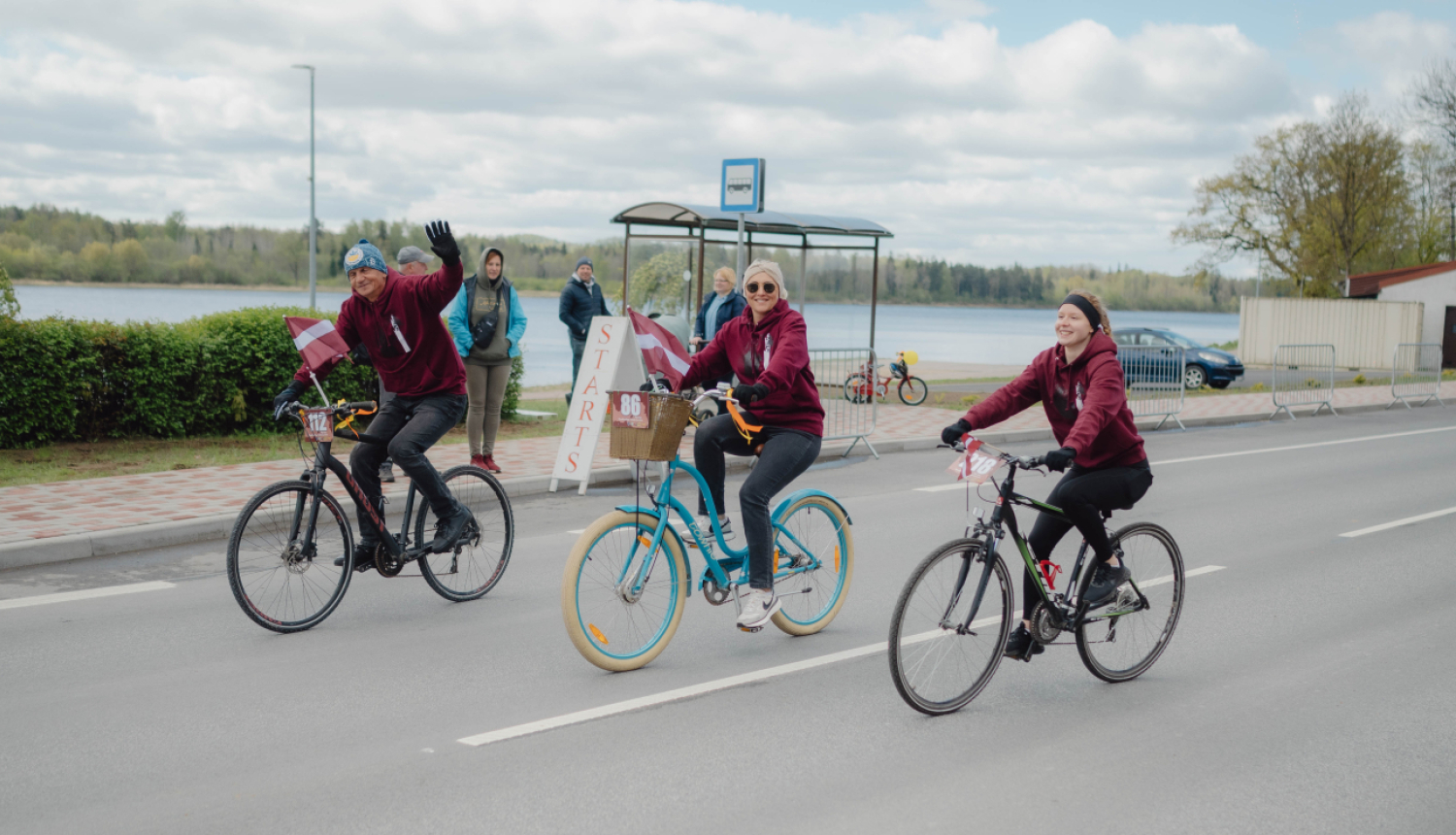 Smaidīgi trīs riteņbraucēji