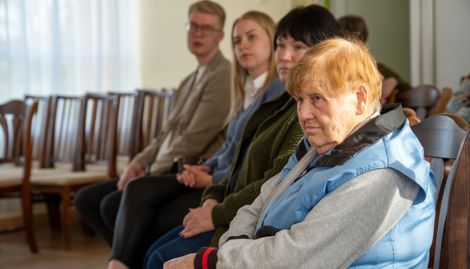 cilvēki klausās vadībā