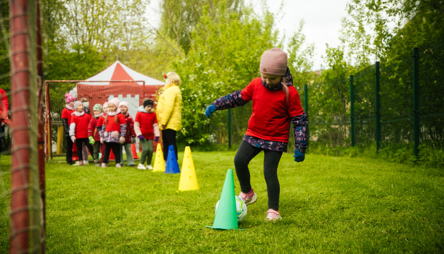 Bērni piedalās sporta spēlēs