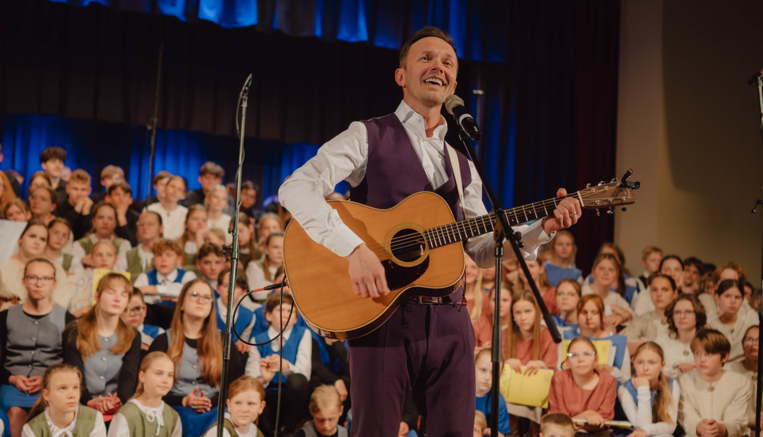 Renārs Kaupers dzied kopā ar kori