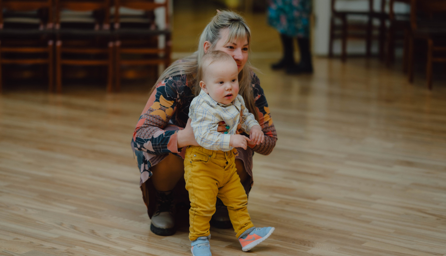 Māte ar dēlu pietupušies