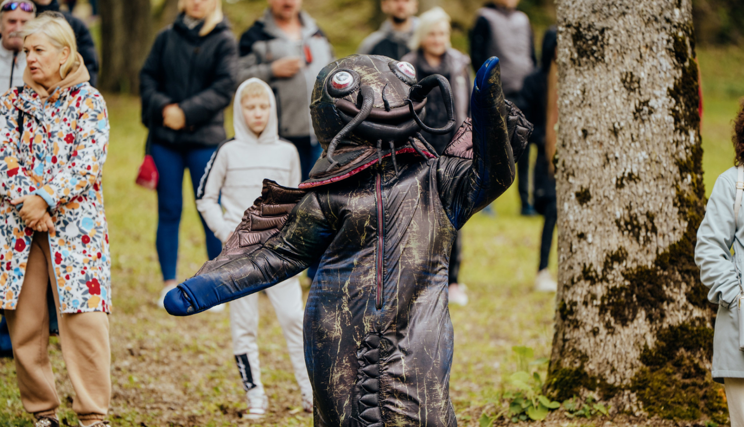 Sams ar cilvēkiem apkārt