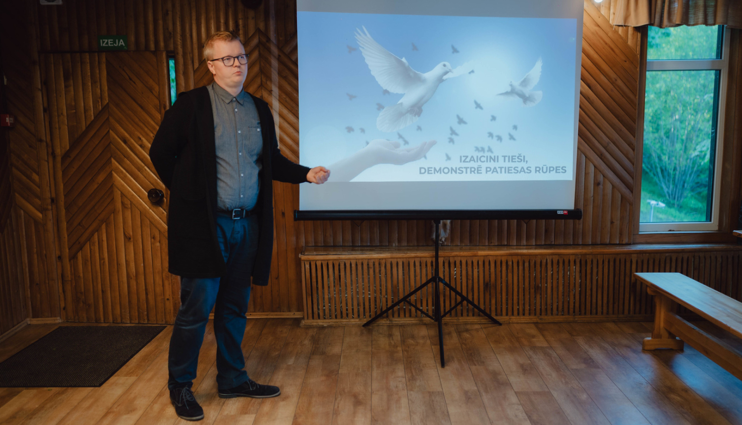 uzņēmuma pārstāvis prezentē