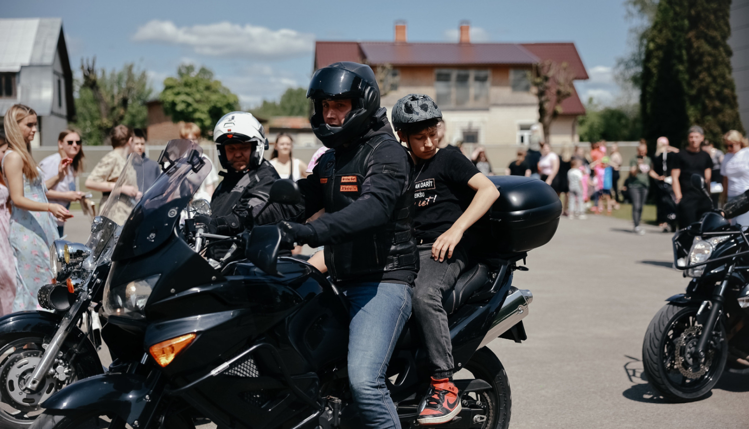 motociklisti izvizina bērnus
