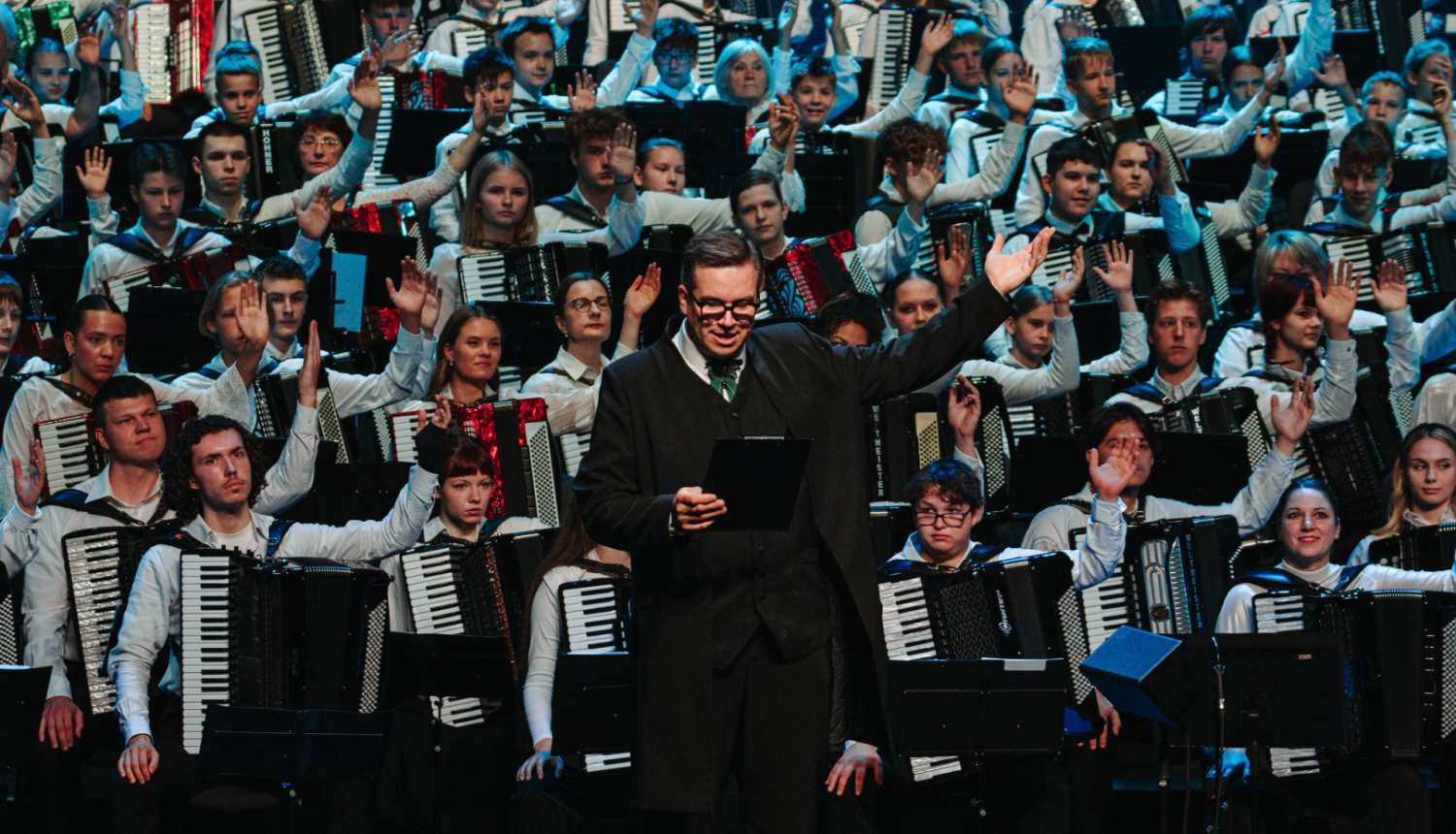 diriģents un akardeonisti