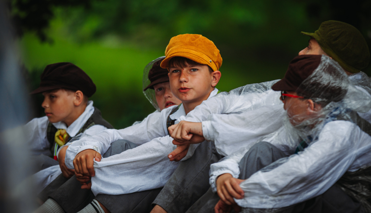 zēni sēž un skatās