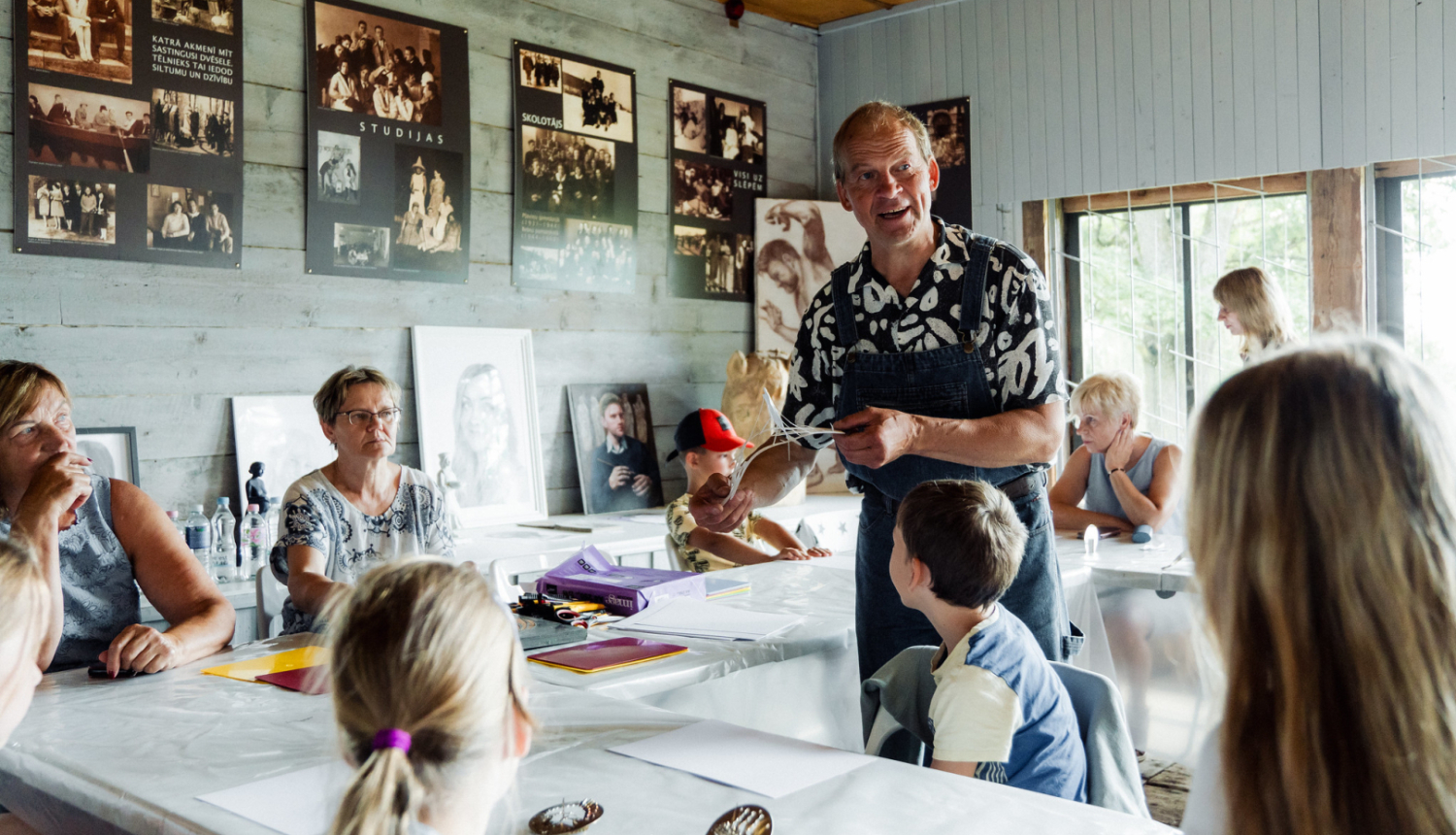 meistarklases vadītājs stāsta dalībniekiem