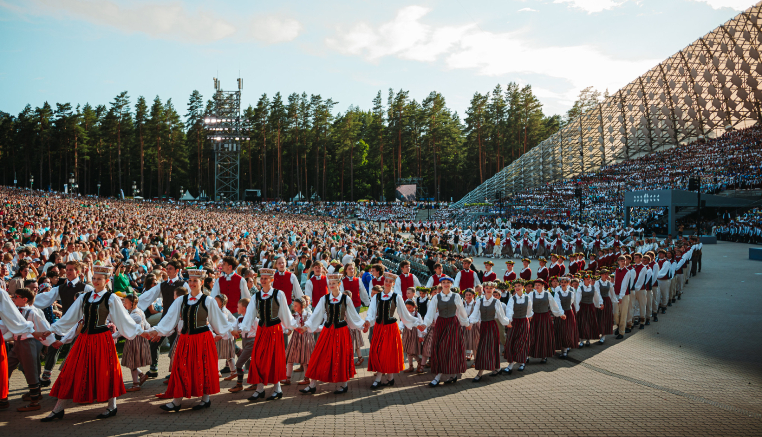 svēktu dalībnieki uzstājas