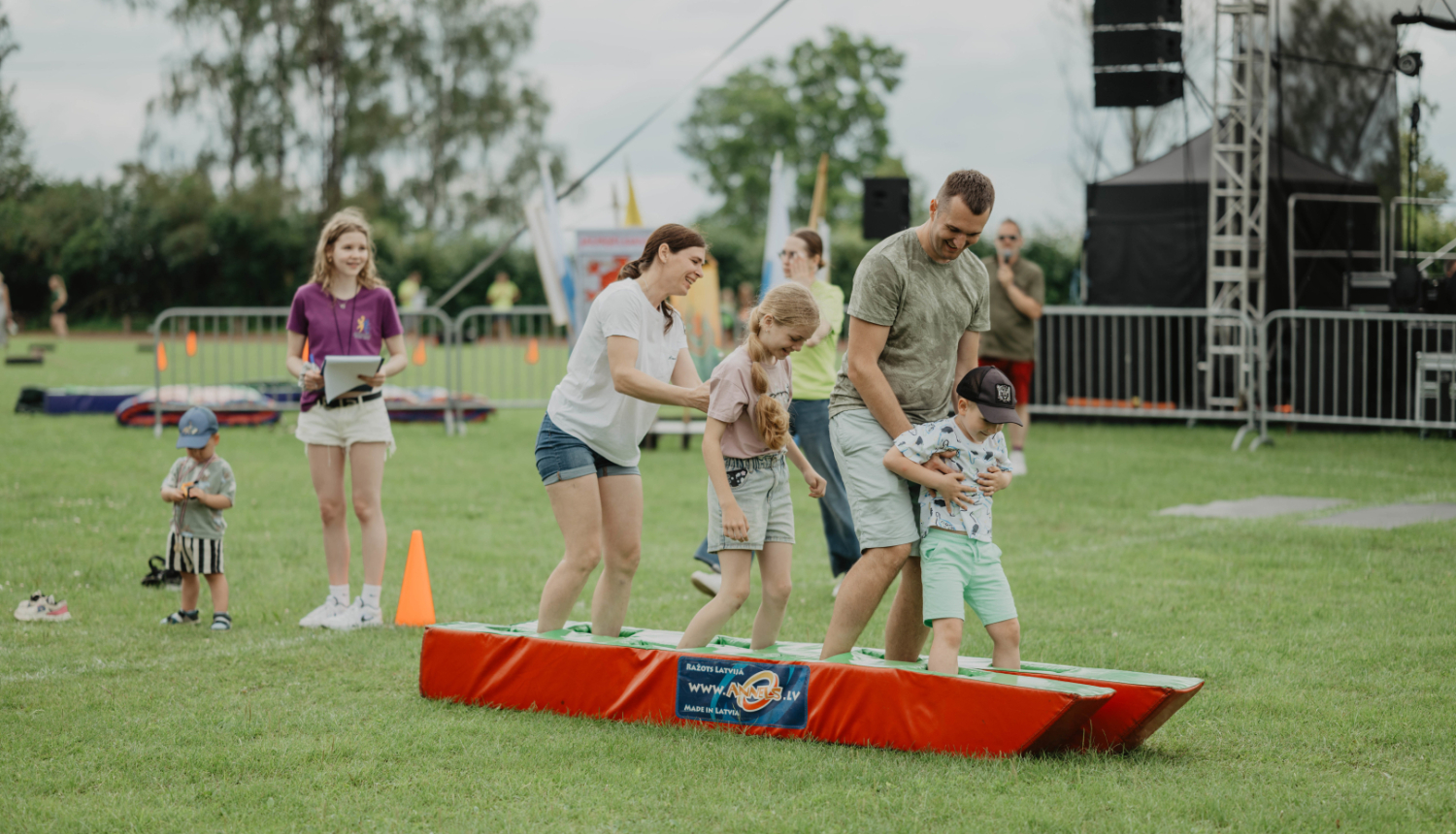 Ģimene piedalās stafetē