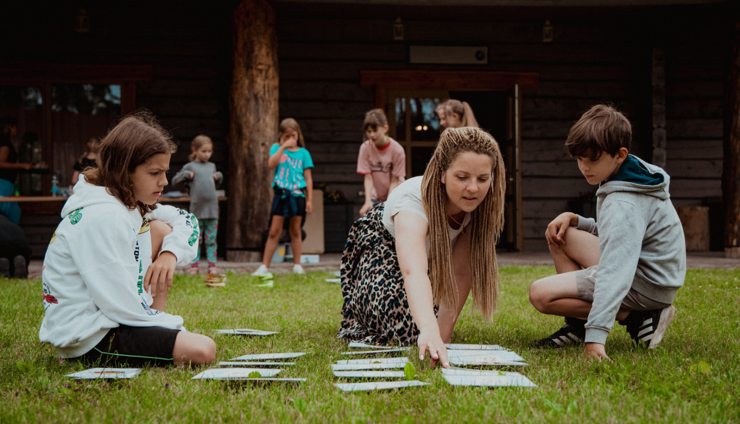 bērni ar pieaugušo piedalās aktivitātēs