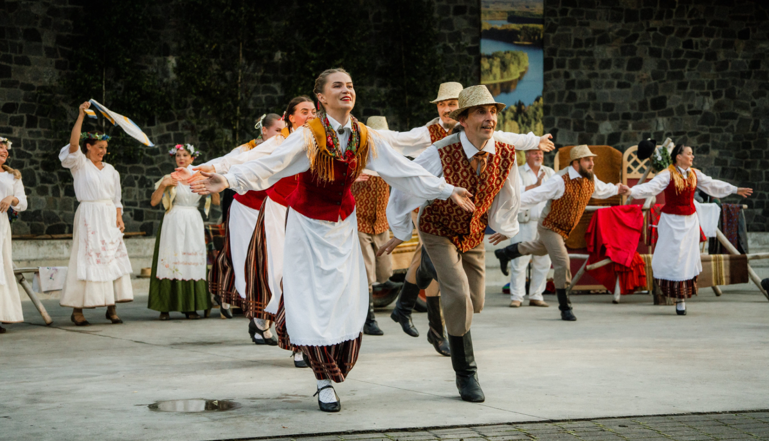 cilvēki dejo izrādes laikā