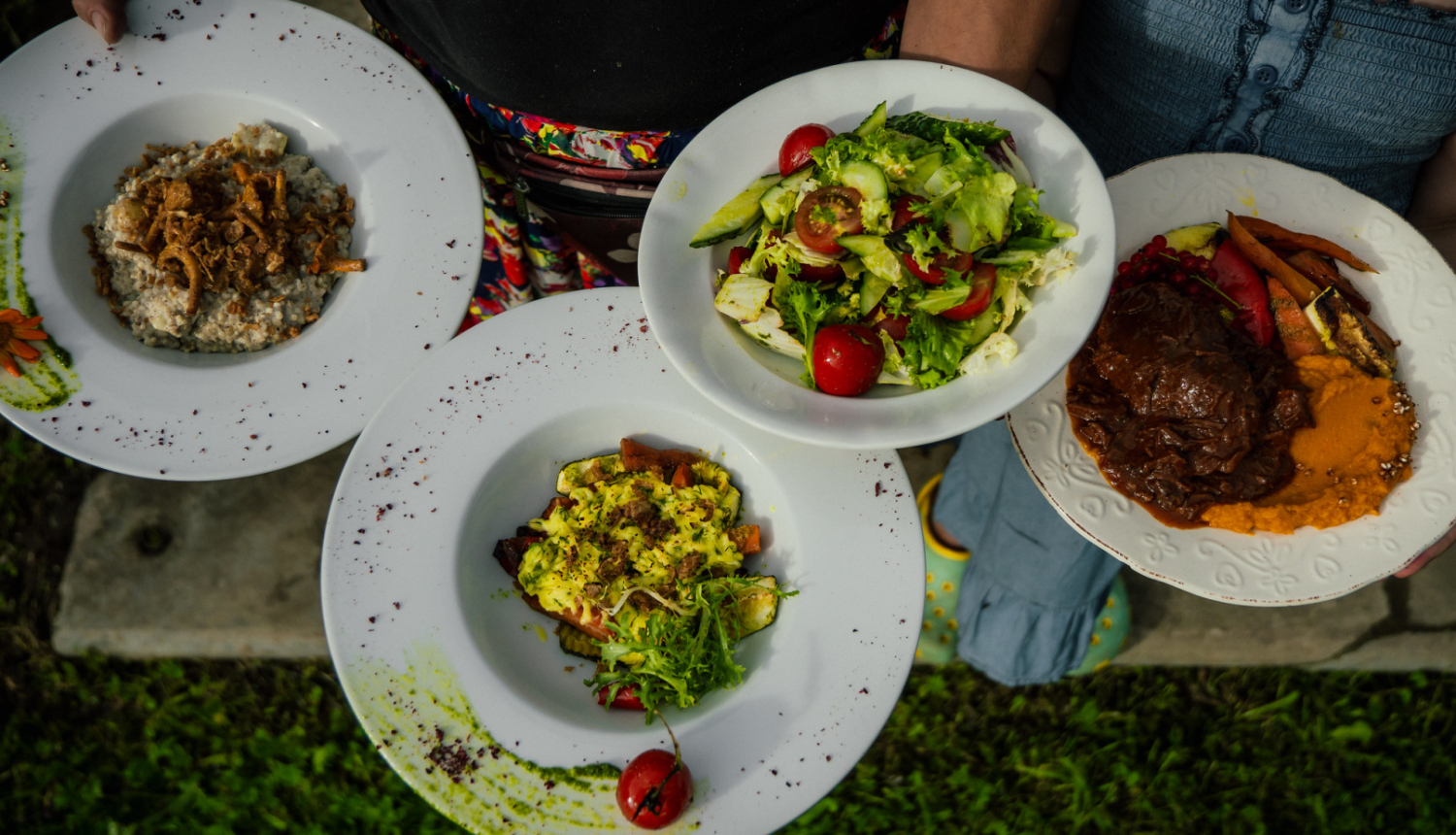 četri dažādi ēdieni