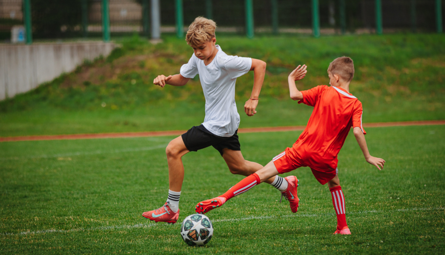 Jaunieši spēlē futbolu