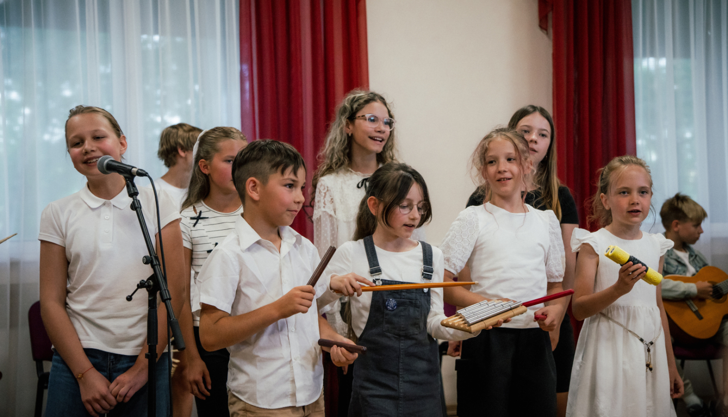 jaunie mūziķi uzstājās