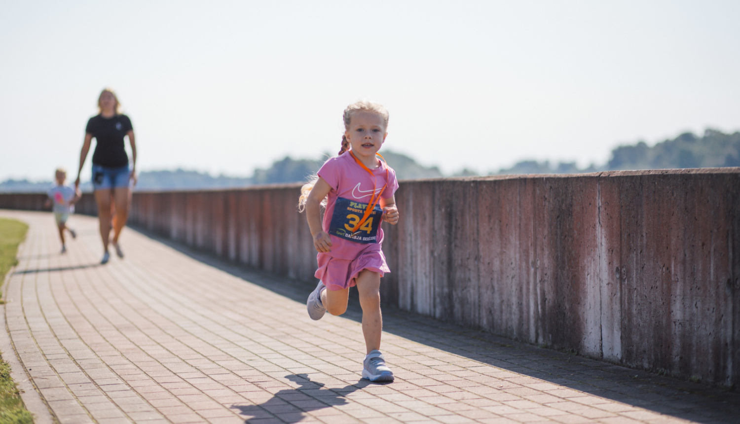 meitenīte skrien maratonā