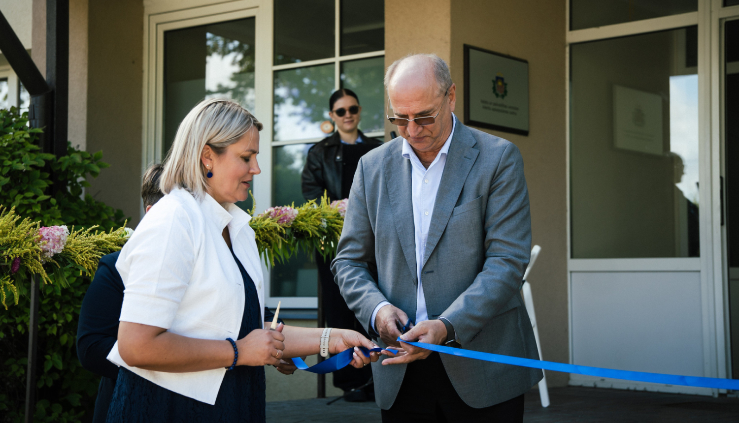 tiek griezta svinīgā atklāšanas lente