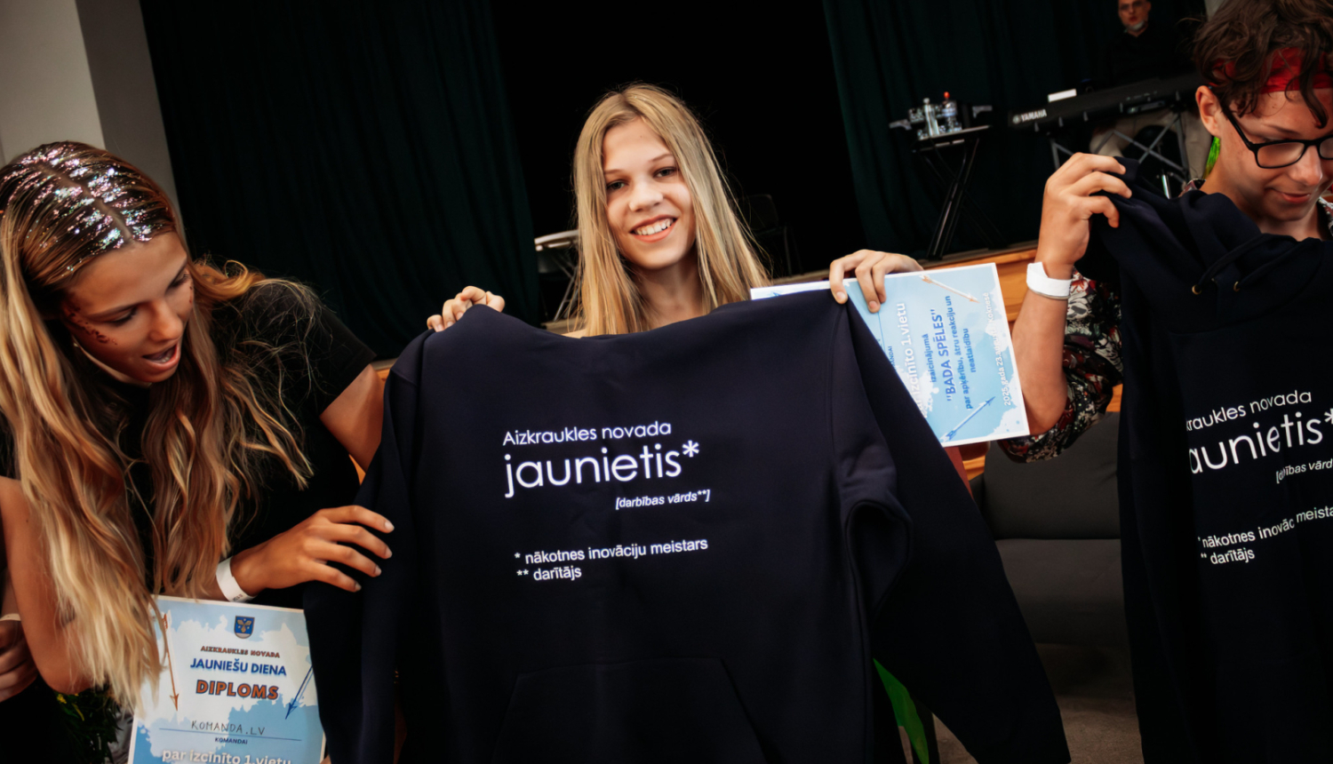 jauniete tur rokās džemperi