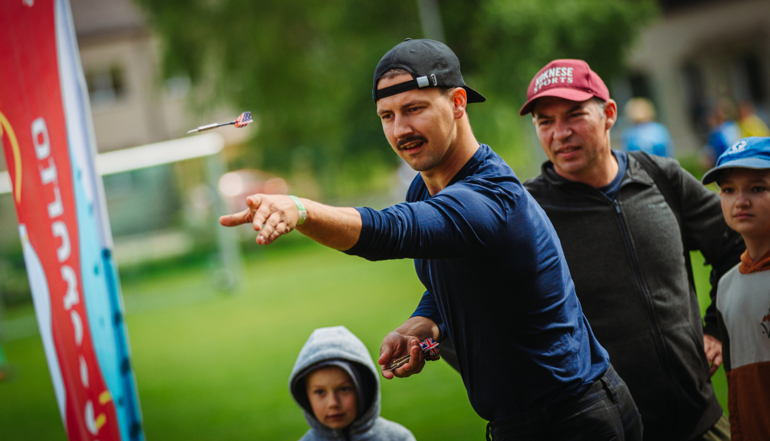 vīrietis met šautriņu