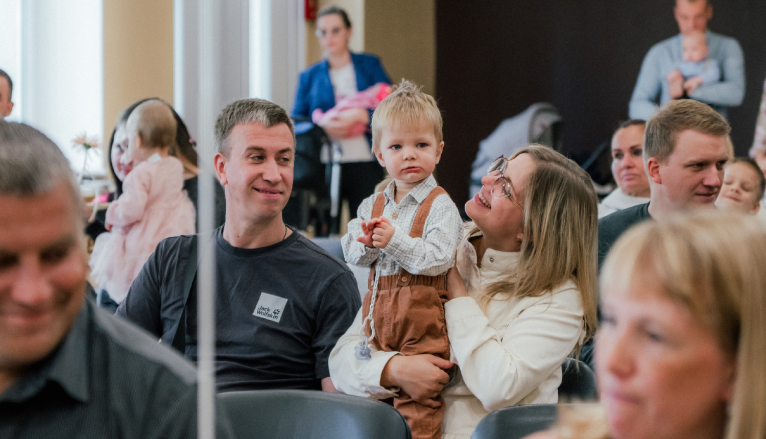 mātu tur rokās mazuli