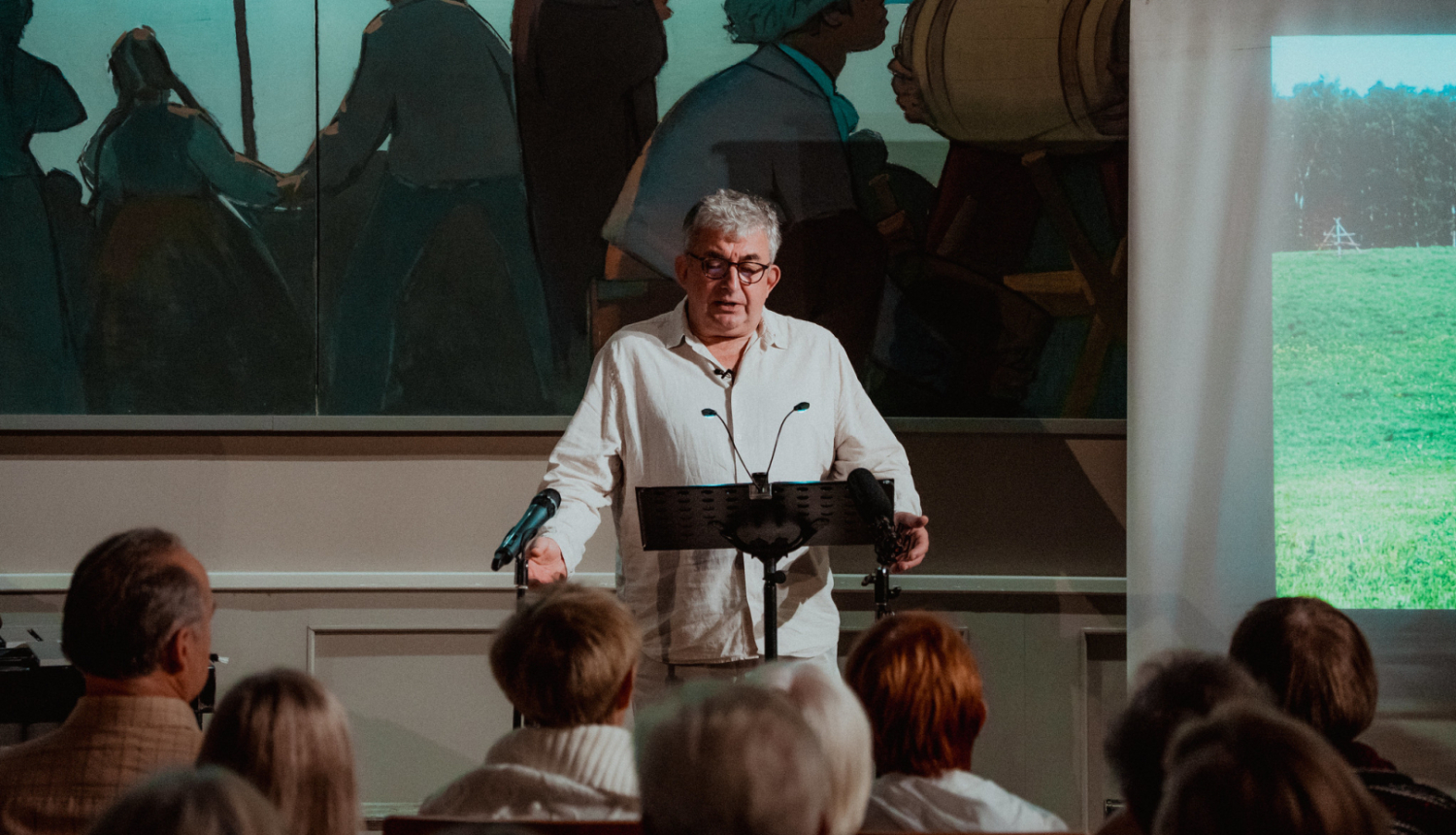 Gundars Āboliņš lasa grāmatu 