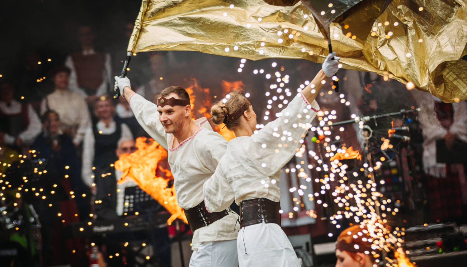 cilvēki rāda ugunsšovu