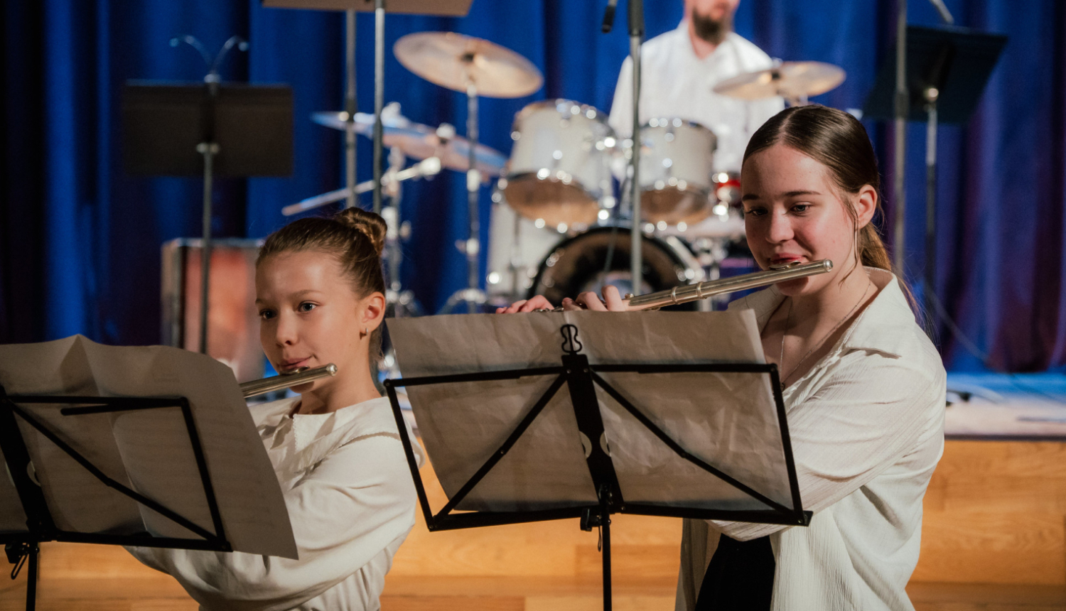 meitenes spēlē pūšaminstrumentus