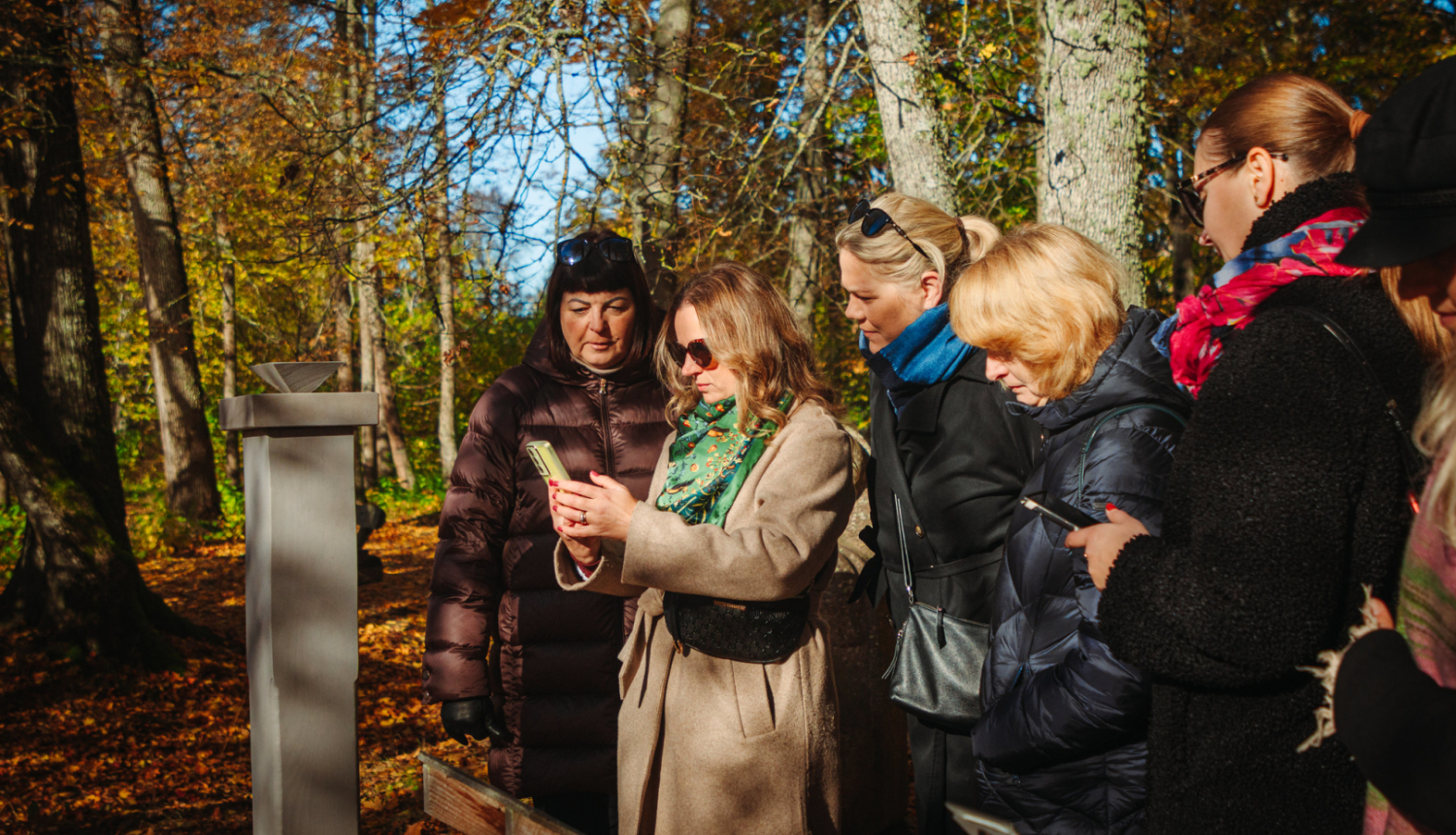 cilvēki skenē QR kodus