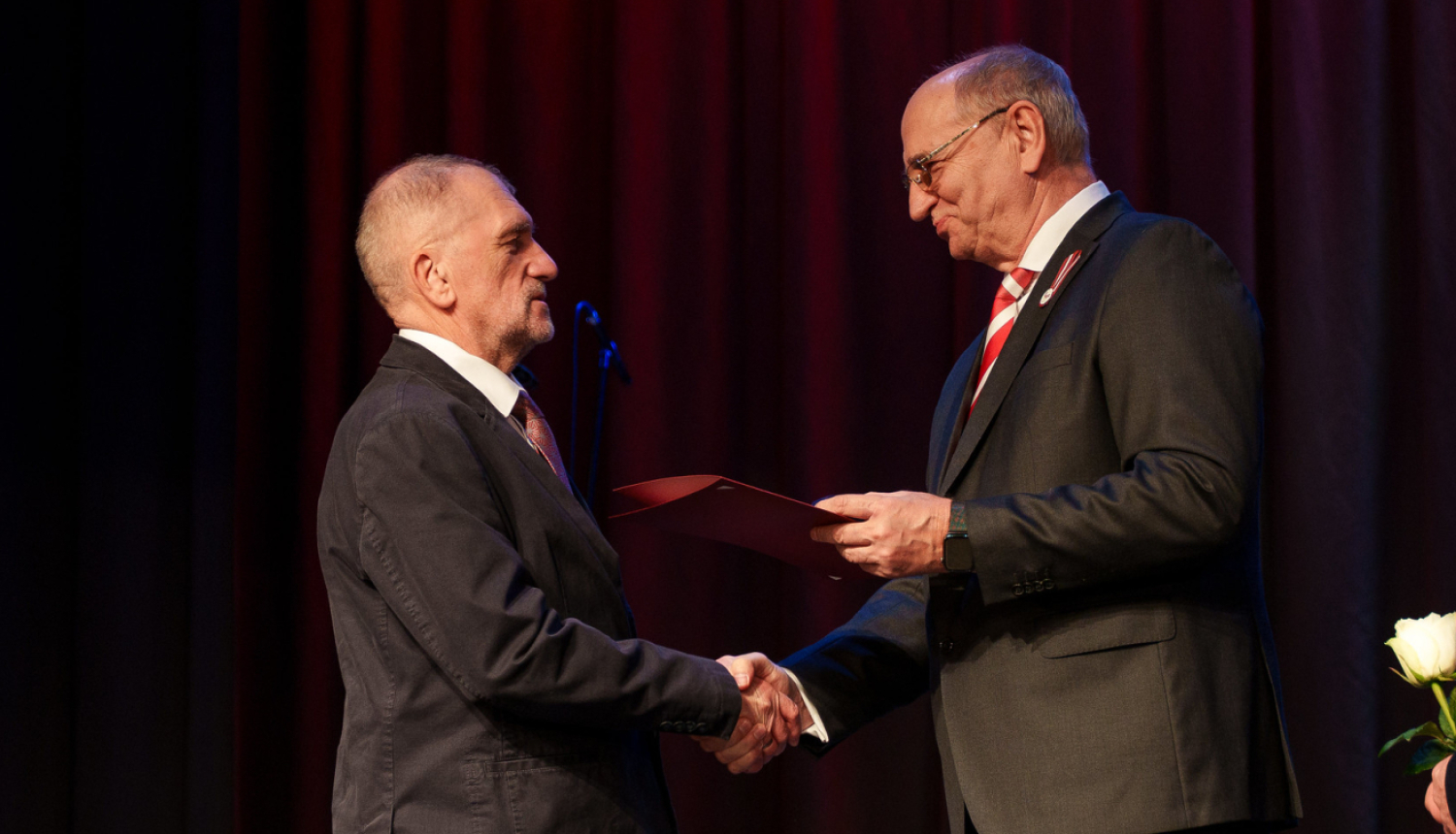 vīrieši paspiež roku