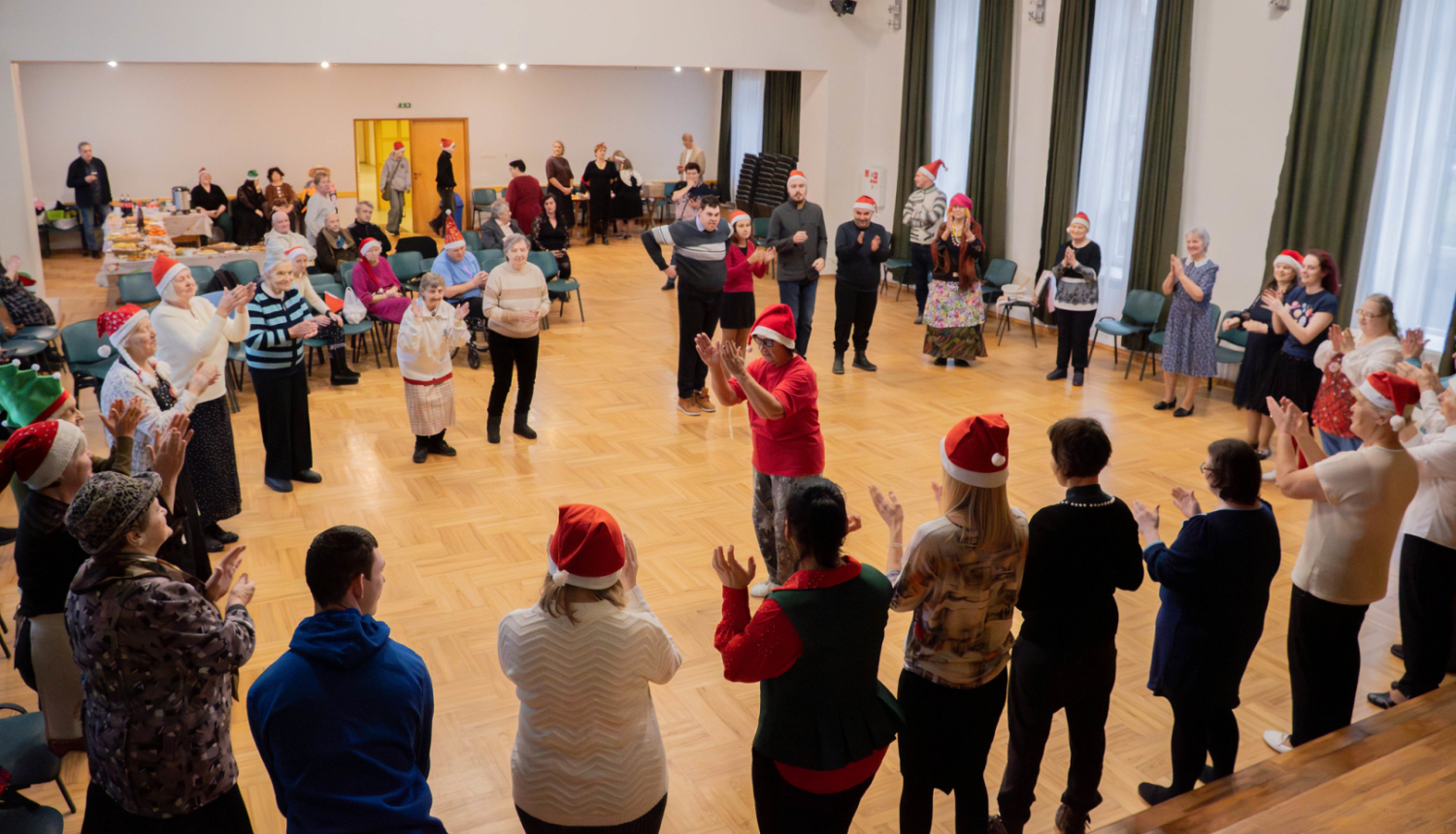 cilvēki piedalās spēlēs