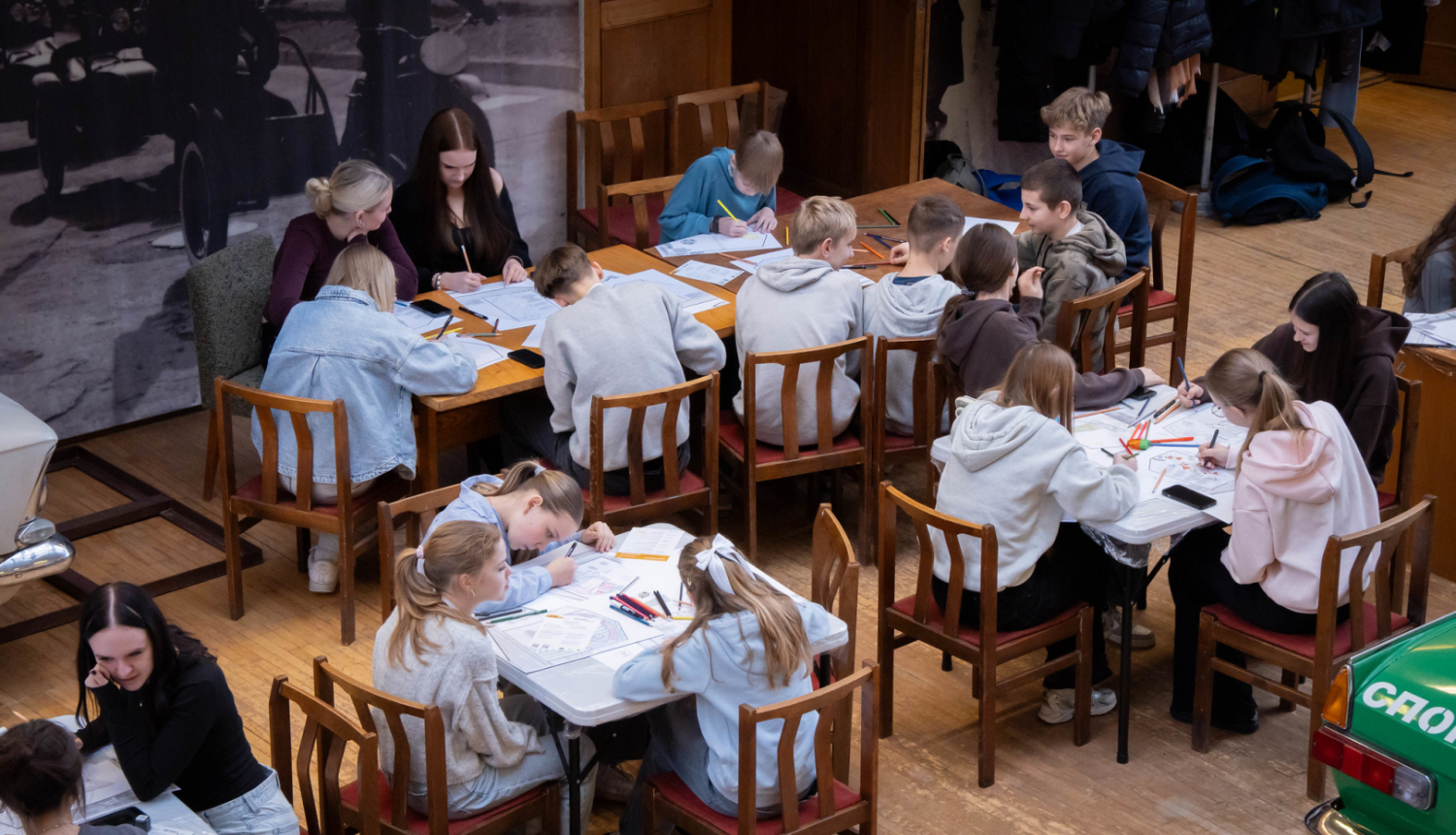 skolēni zīmē murāļus