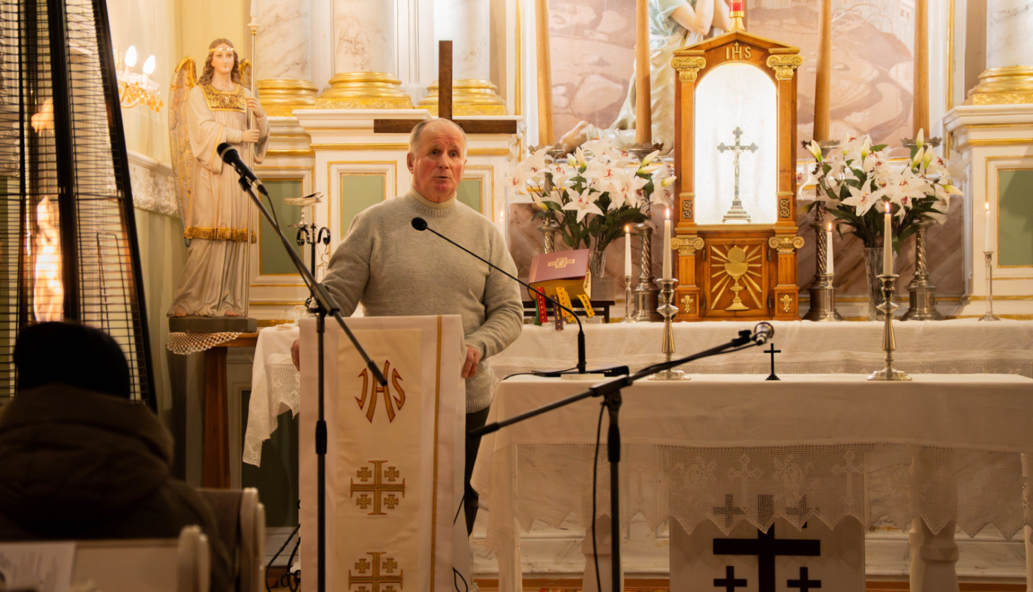 cilvēks runā pa mikrofonu