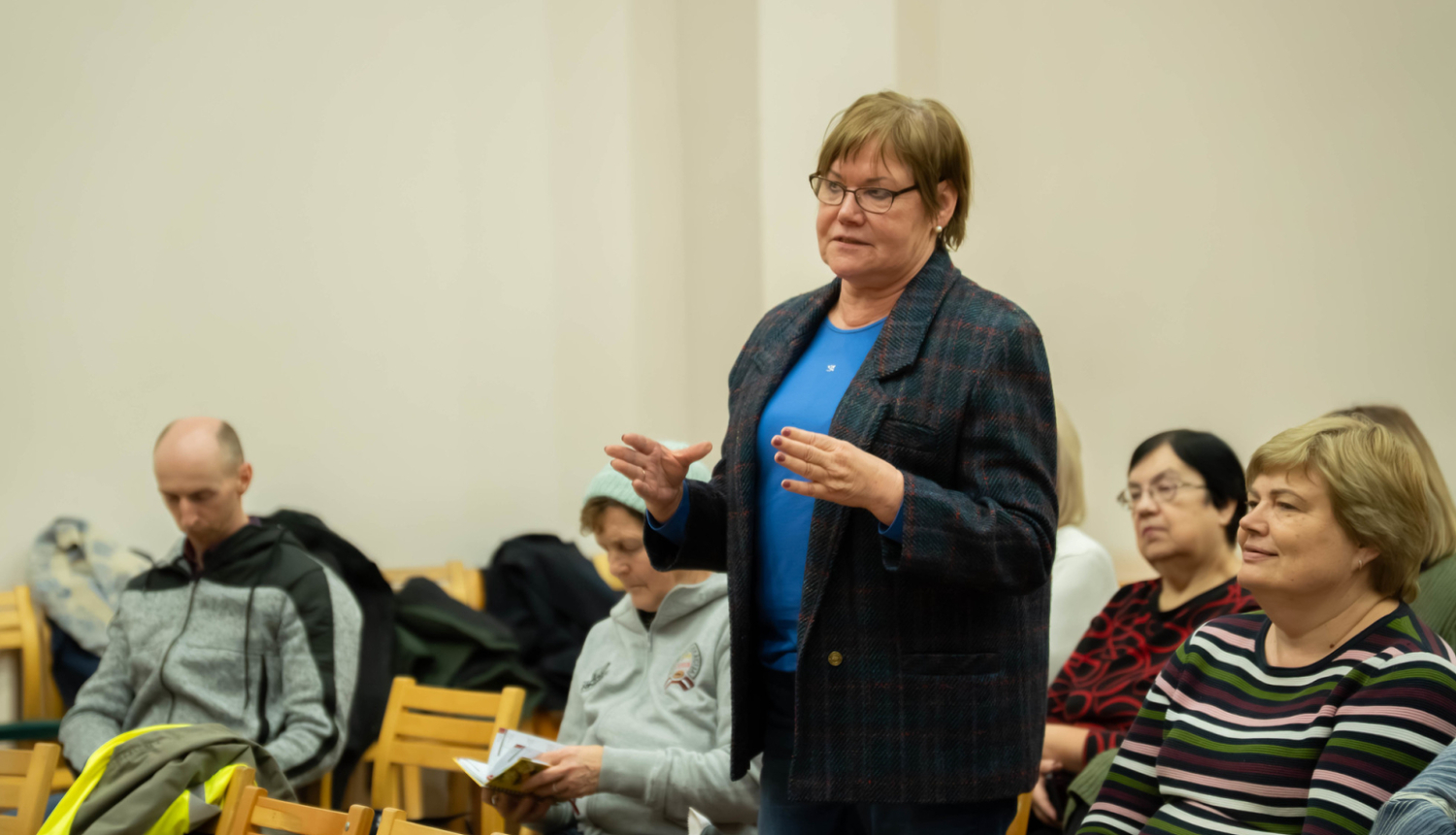 cilvēks stāv un runā