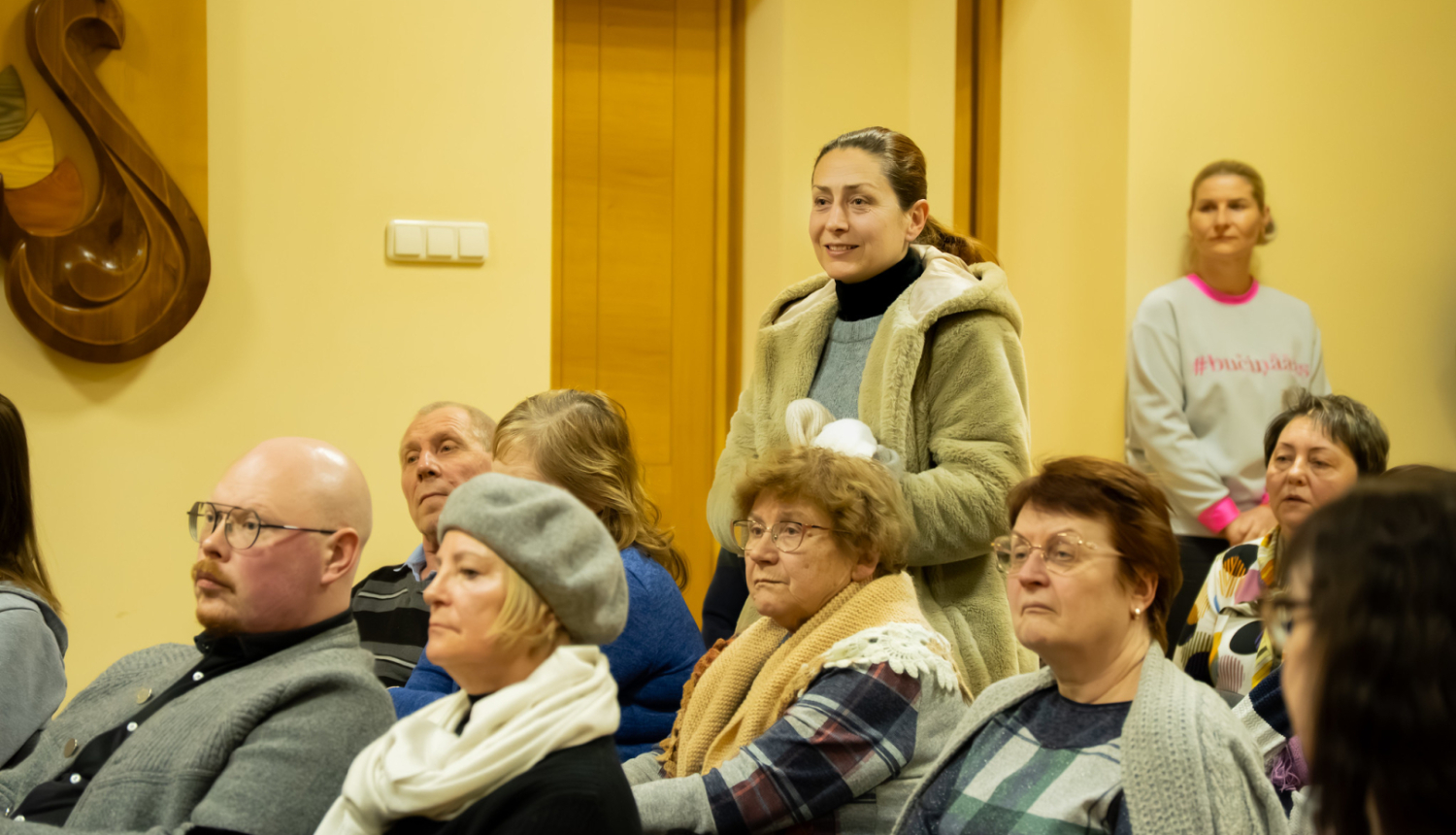 sieviete uzdod jautājumu