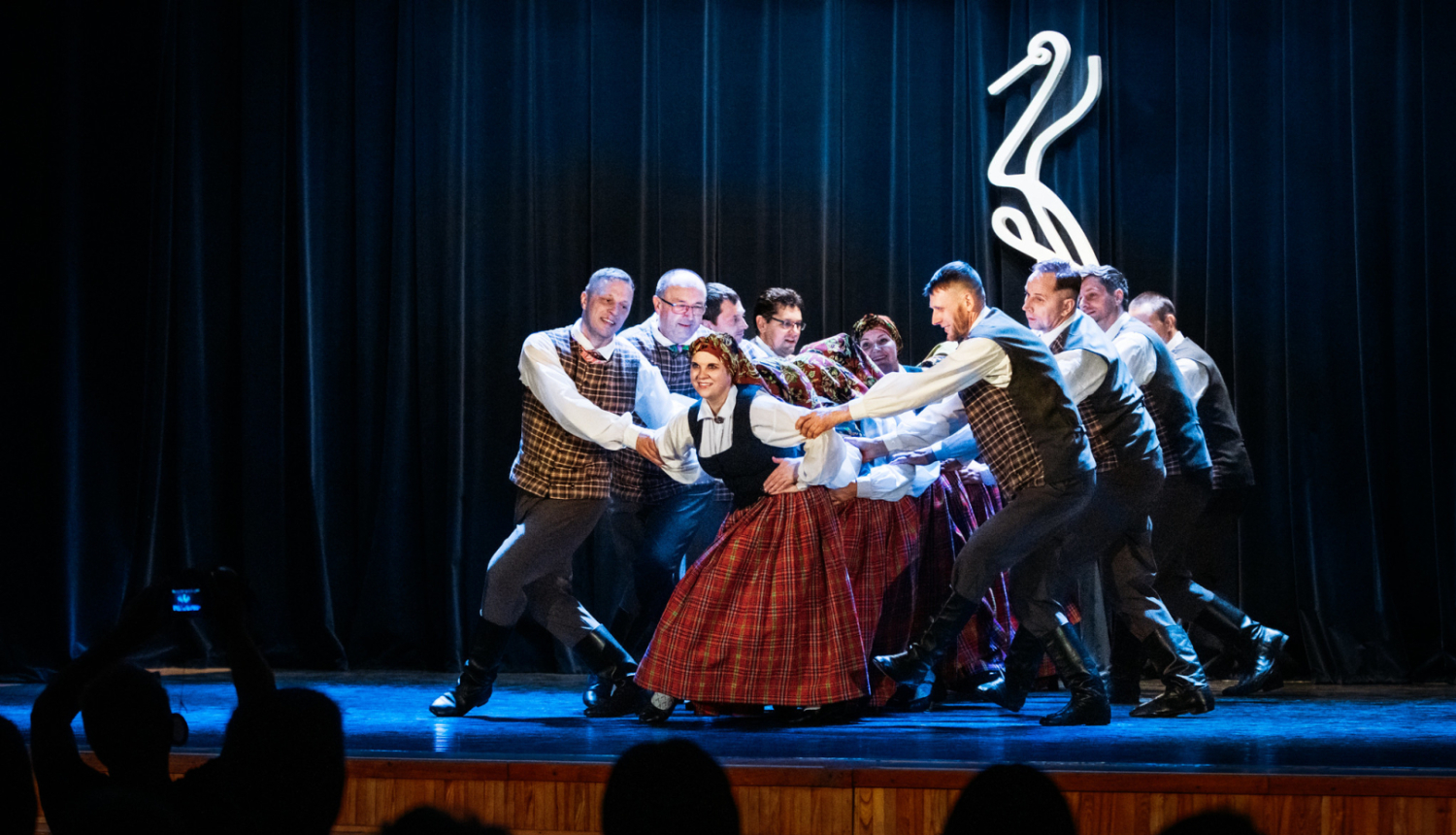 deju kolektīvs uzstājas