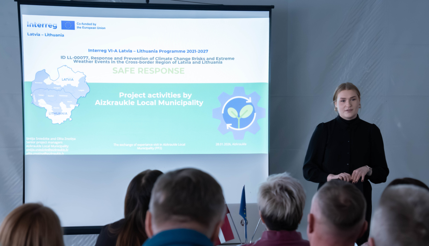 sieviete runā publikas priekšā