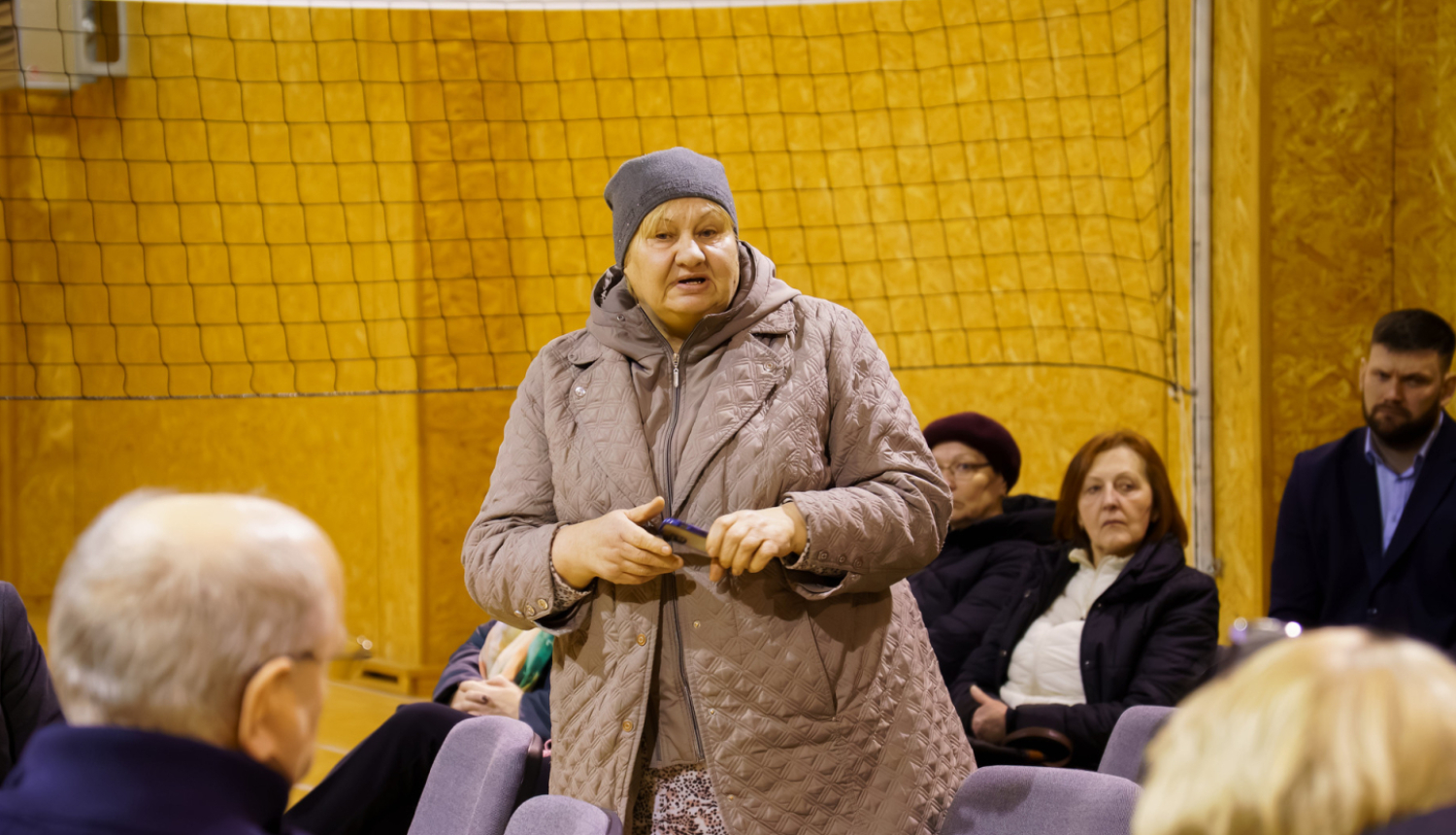 iedzīvotāja runā publikas priekšā