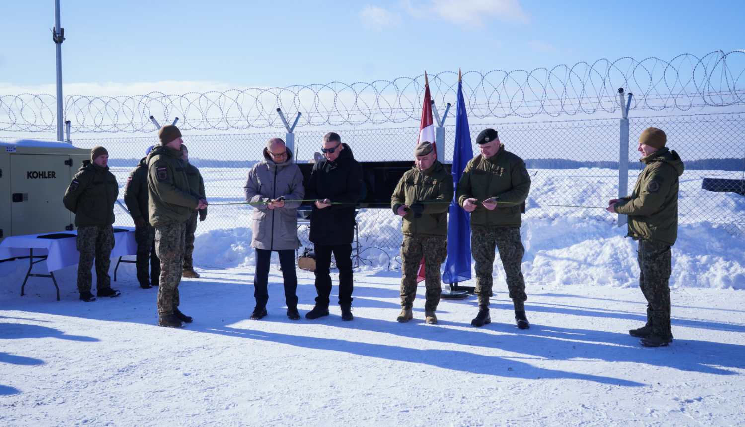 cilvēki griež atklāšanas lentu