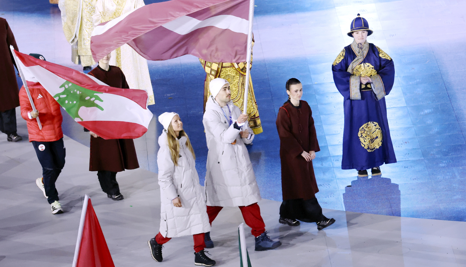 Patrīcija Eiduka valsts karogu noslēguma ceremonijā Veronā, Itālijā, nesa kopā ar sudraba medaļas šorttrekā ieguvēju Robertu Krūzbergu.